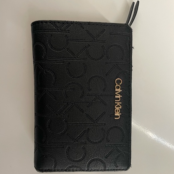 Calvin Klein Logo Embossed Wallet - Picture 2 of 8